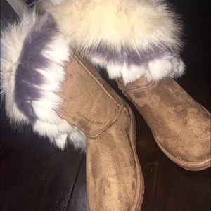 UGG-like boots with faux-fur trim